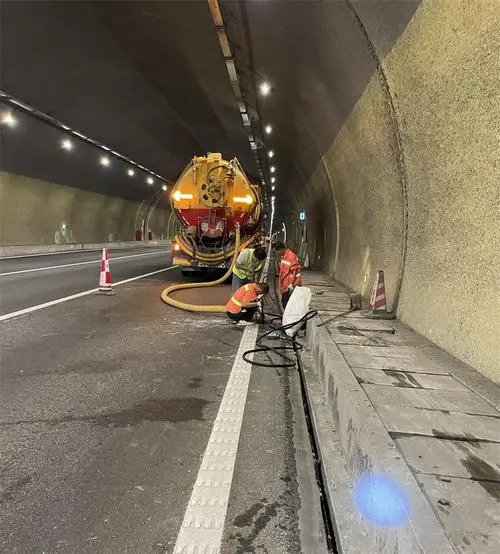 柳北隧道排水渠清淤